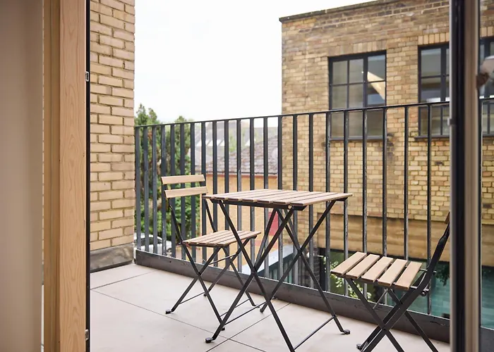 The East London Mile Place - Cosy 2Bdr Flat With Balcony