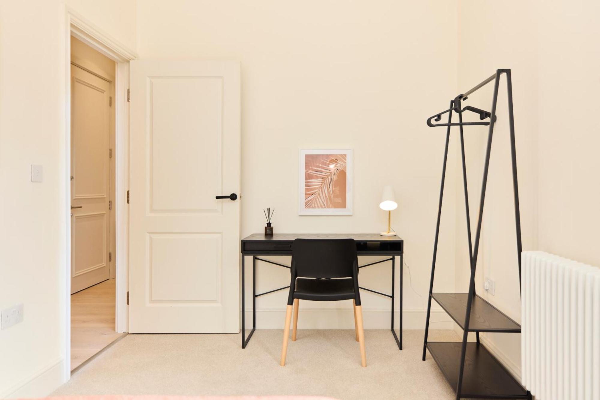 The East Mile Place - Cosy 2bdr Flat With Balcony *