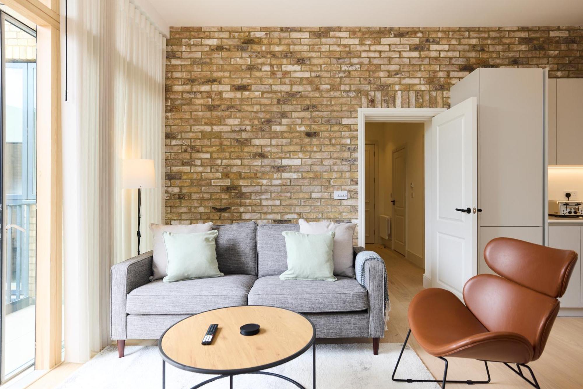 The East Mile Place - Cosy 2bdr Flat With Balcony