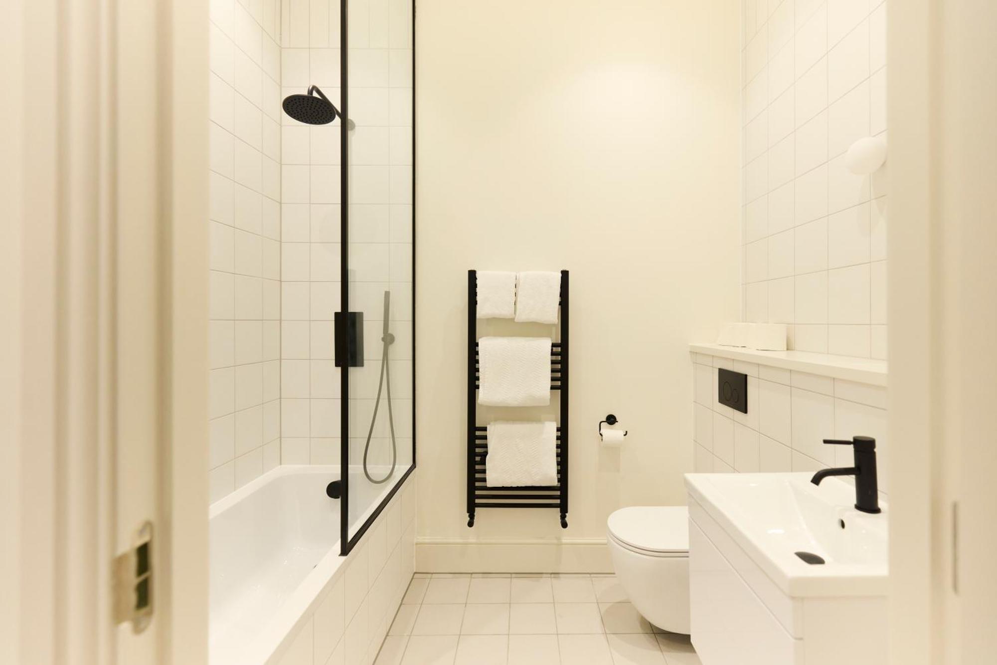 The East Mile Place - Cosy 2bdr Flat With Balcony London