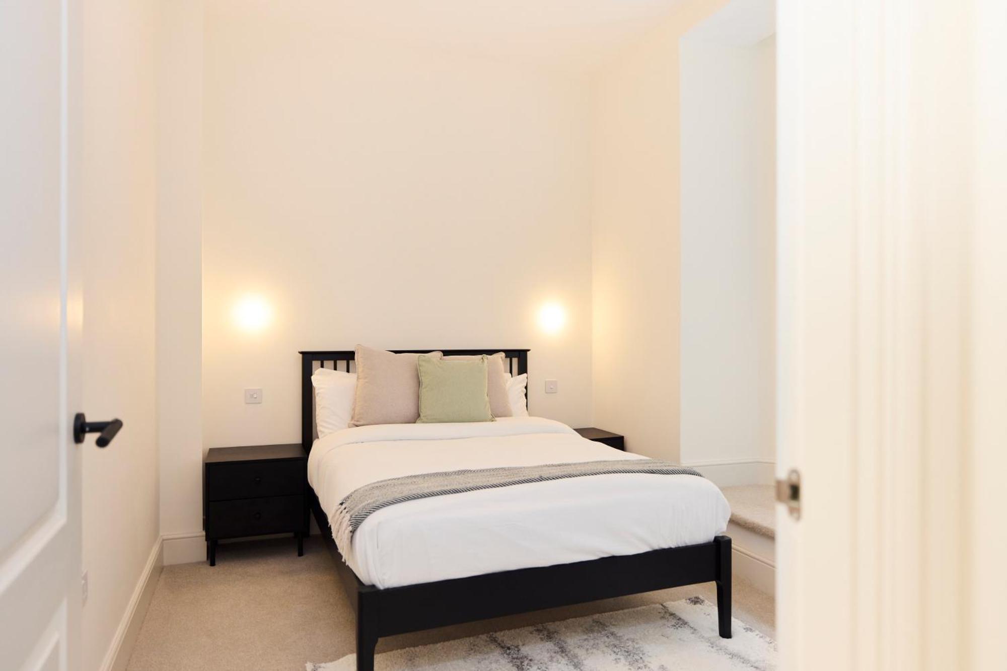 Apartment The East Mile Place - Cosy 2bdr Flat With Balcony *